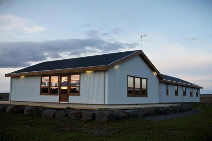 塞尔福斯Myrkholt Cabin的一间黑色屋顶的白色小房子