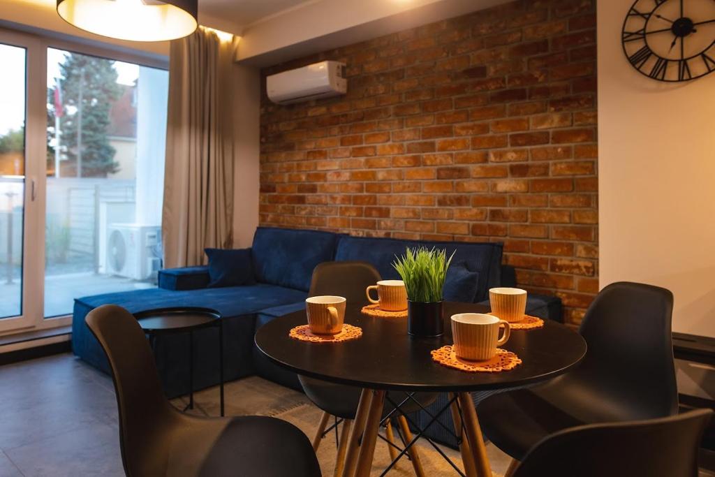 文戈热沃Apartament Loft Mazury的客厅配有桌椅和蓝色沙发