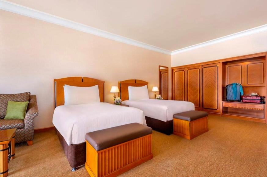 阿布扎比Al Raha Beach Hotel - Superior Room DBL - UAE的酒店客房,设有两张床和一张沙发