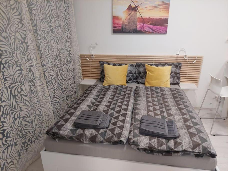 布尔诺Flat in Brno II apartmán v Brně的一张床上有两个枕头的房间