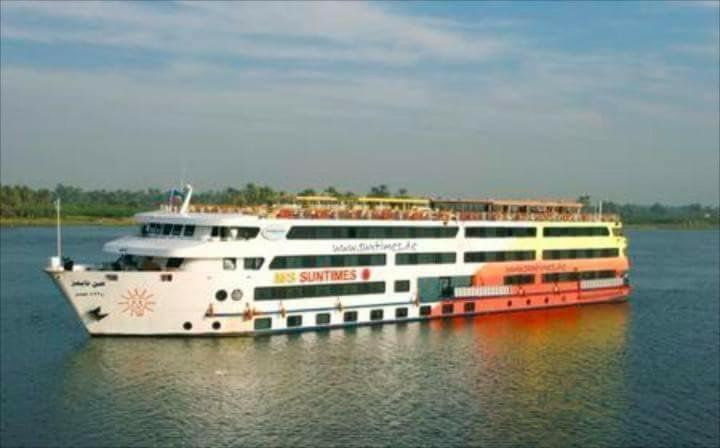 卢克索Premium Nile Cruise Luxor To Aswan 4Nights started from luxor 3 Nights started from Aswan的一艘大型游轮坐在水中