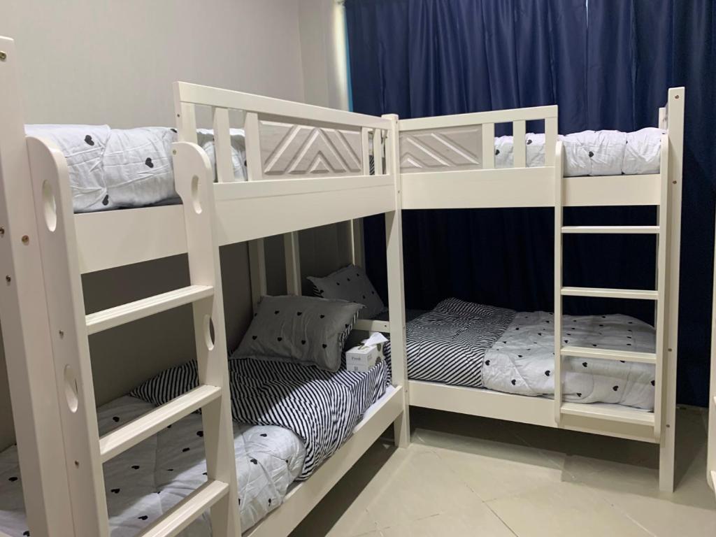 迪拜Ramble stay Hostel Bur Dubai的客房内的2张白色双层床