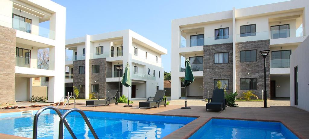 阿克拉Stay Play Away Residences - Luxury 4 bed, Airport Residential, Accra的大楼前的游泳池