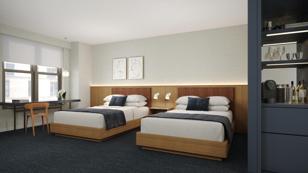 波士顿Hotel AKA Back Bay的酒店客房配有两张床和一张书桌