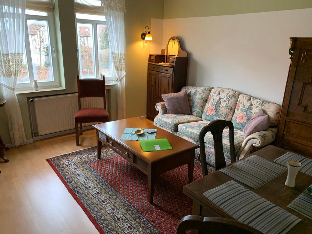 沃尔芬比特尔Drei Linden Jasper的客厅配有沙发和桌子