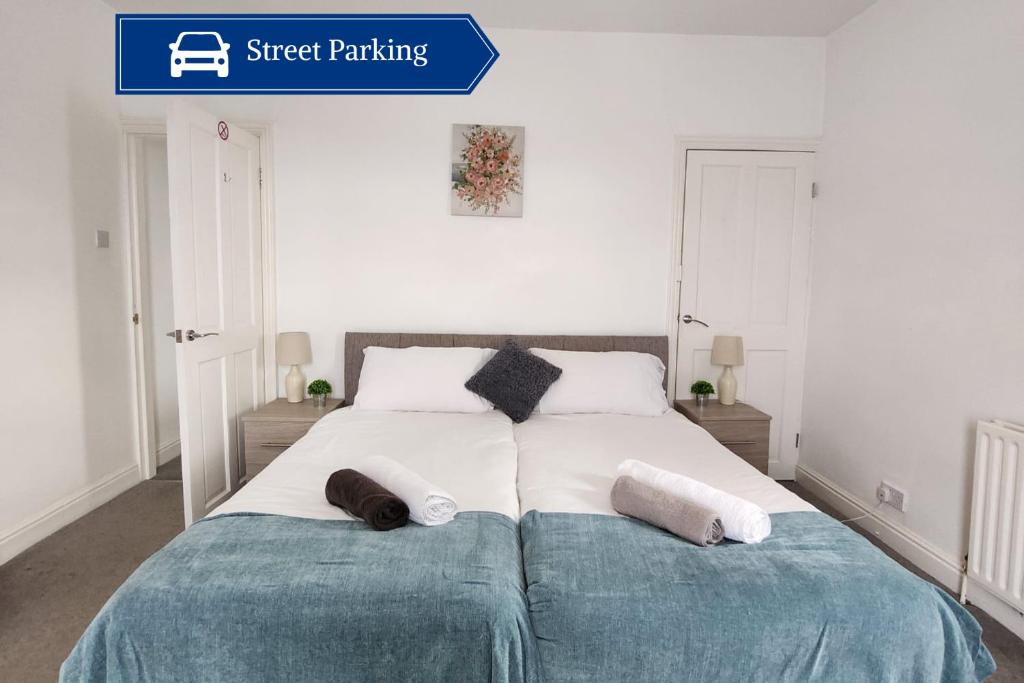 斯肯索普Modish 1Bed Apartment with Free Street Parking的一间卧室配有一张带两个枕头的床