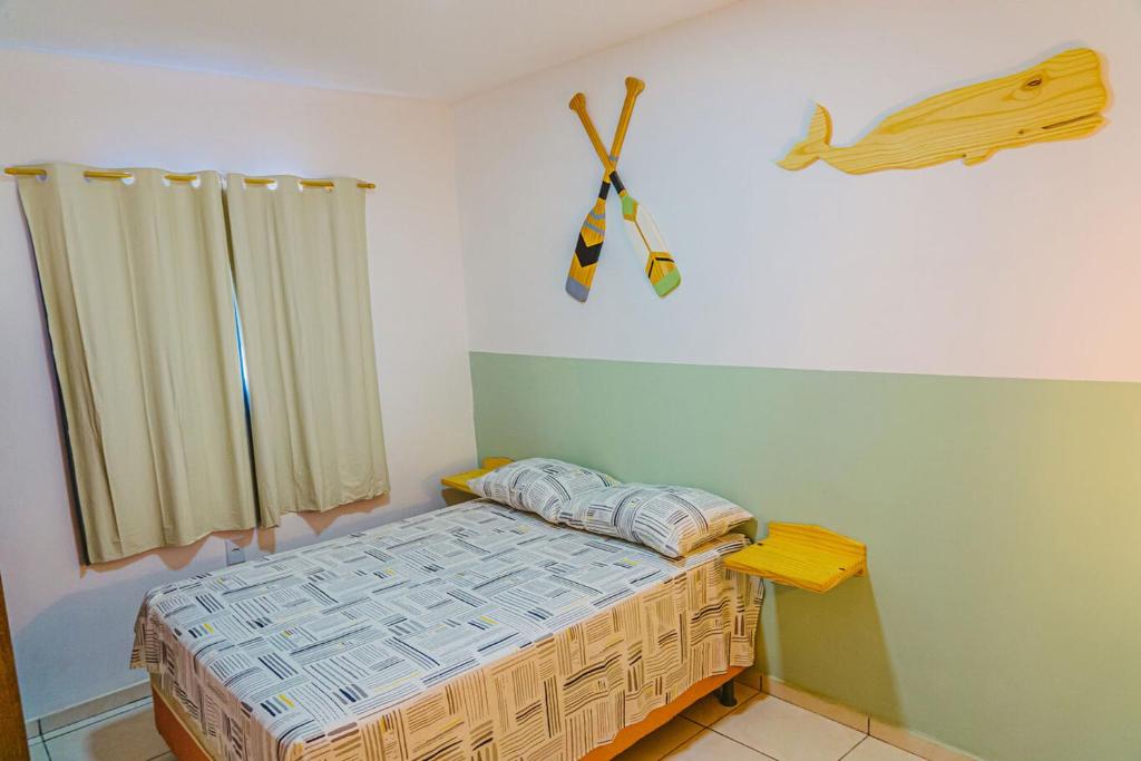 巴纳伊巴Otimo chale c WiFi e boa localizacao - Parnaiba PI的一间小卧室,配有床和窗户