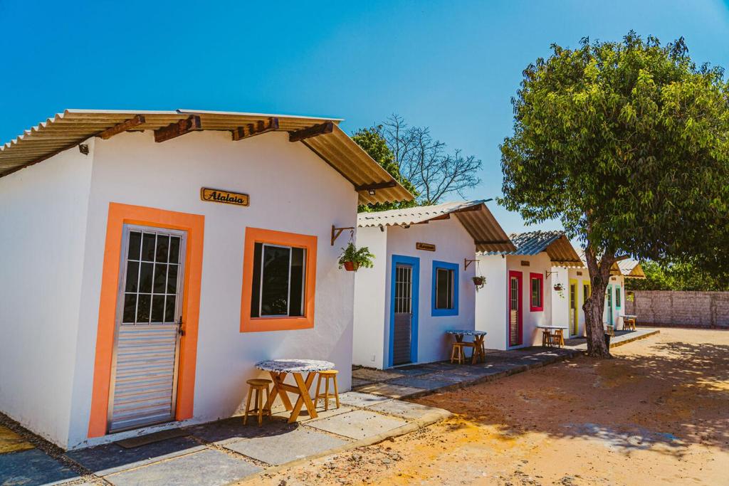 巴纳伊巴Chale c WiFi e excelente localizacao-Parnaiba的一排带橙色和蓝色门的小屋