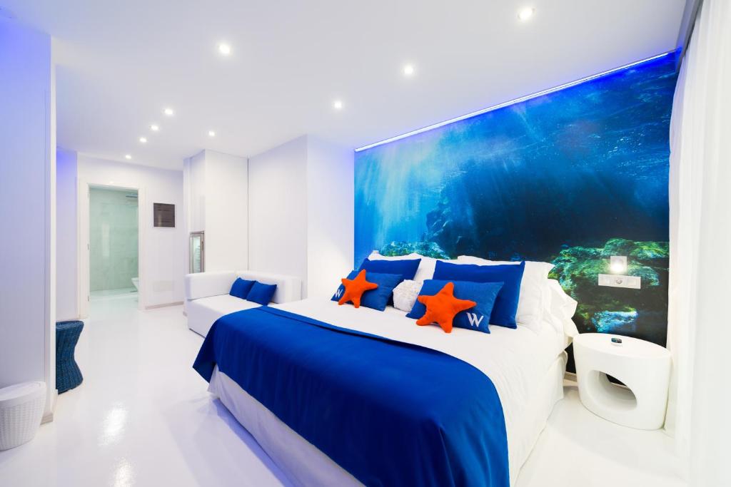 大加那利岛拉斯帕尔马斯瓦威亚酒店 - 仅限成人的蓝色和白色的卧室,设有水族馆墙