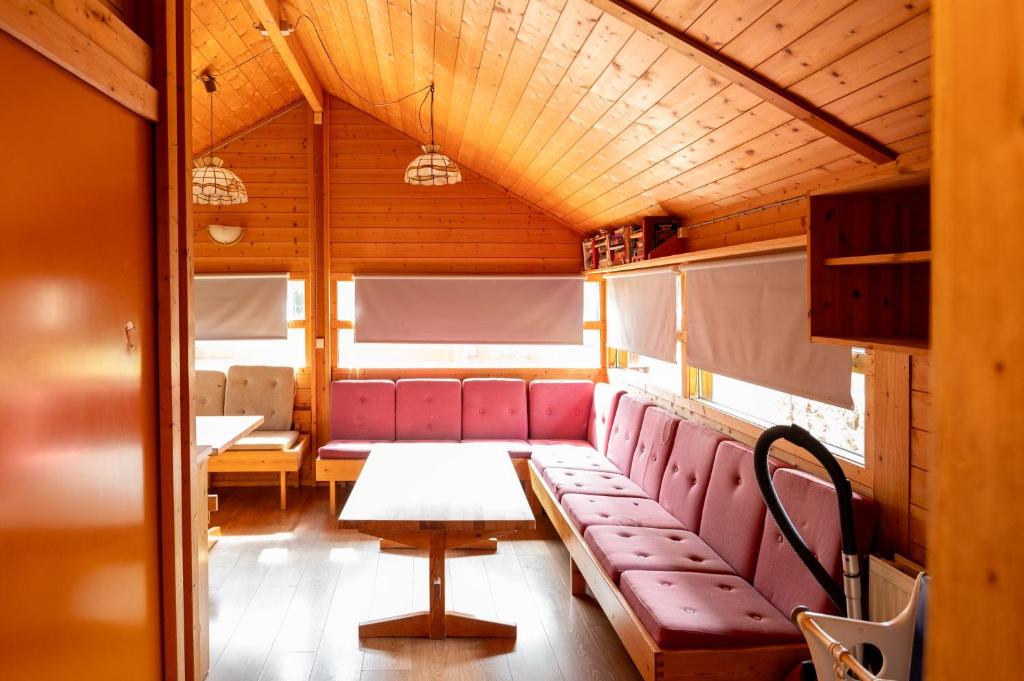 布伦迪欧斯格拉德马尔别墅酒店的一间火车室,配有红色座椅和桌子