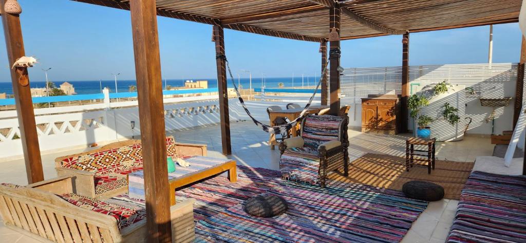 马萨阿拉姆Rayhana Guest House的一个带椅子的门廊,享有海景