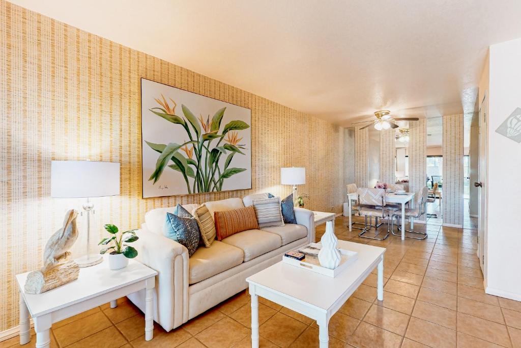 棕榈泉Toucan Sands的客厅配有沙发和桌子