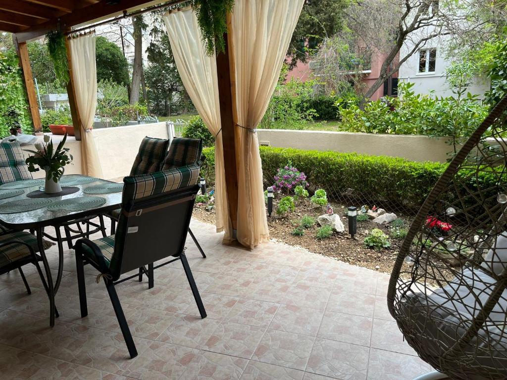 斯普利特Dioklecian Dream Apartment的一个带桌椅的庭院和一个花园