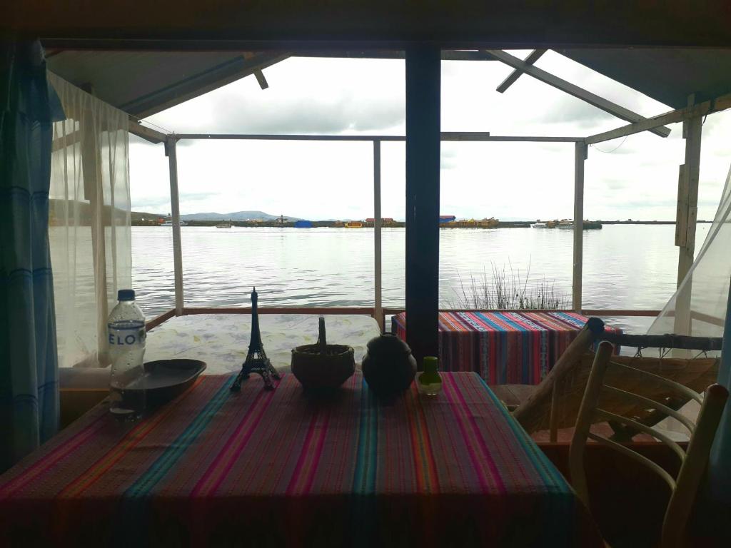普诺Uros Suyawi Titicaca Lodge的船上的一张桌子,享有水景