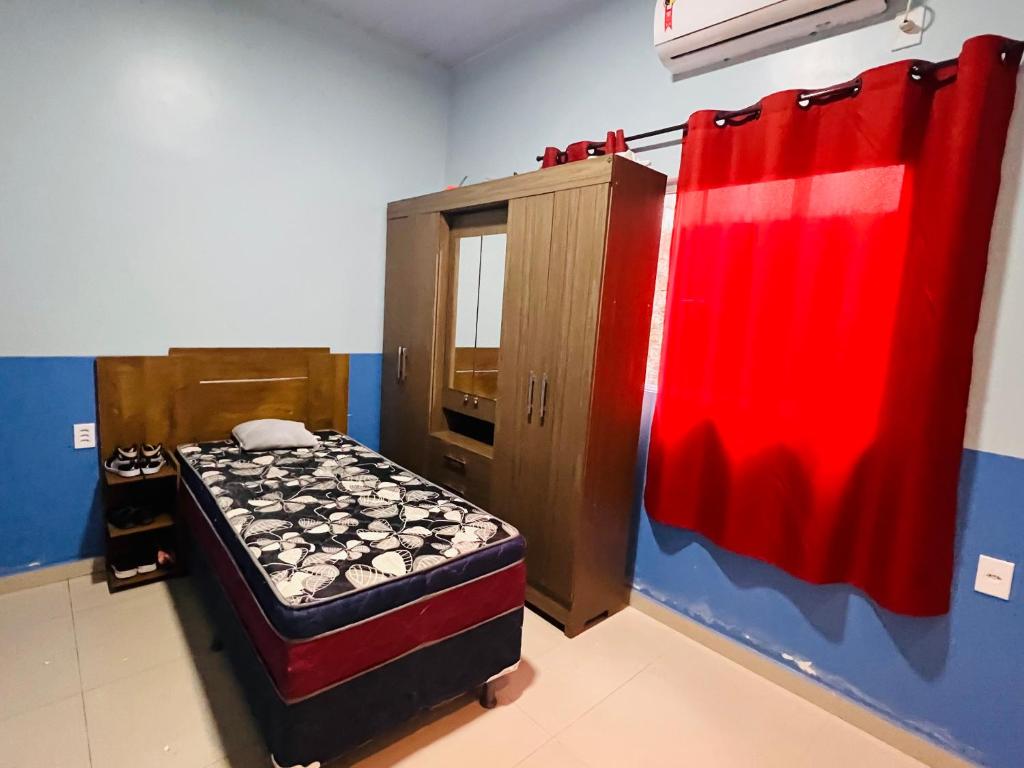 帕林廷斯Suíte privativa的小房间设有床和橱柜