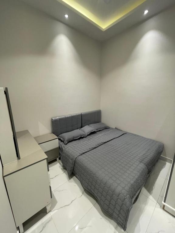 哈伊勒استراحة عمر的一间卧室配有一张床和一台电视