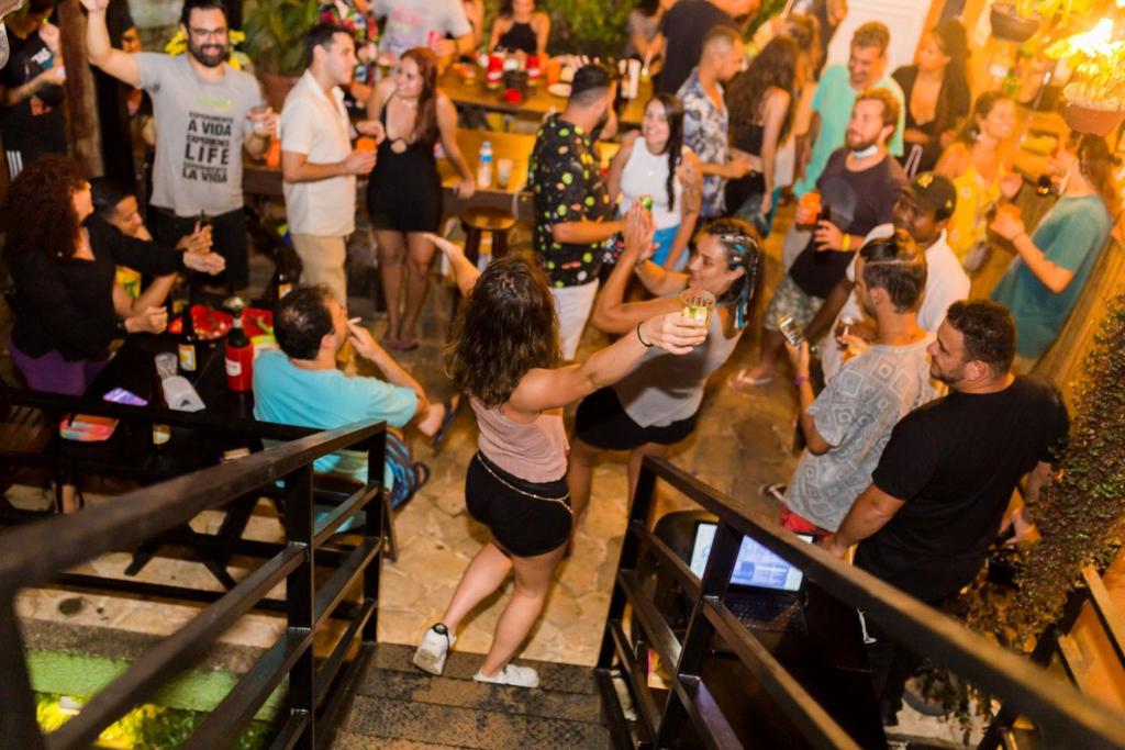 里约热内卢里约翠竹酒店的一群人在派对上跳舞