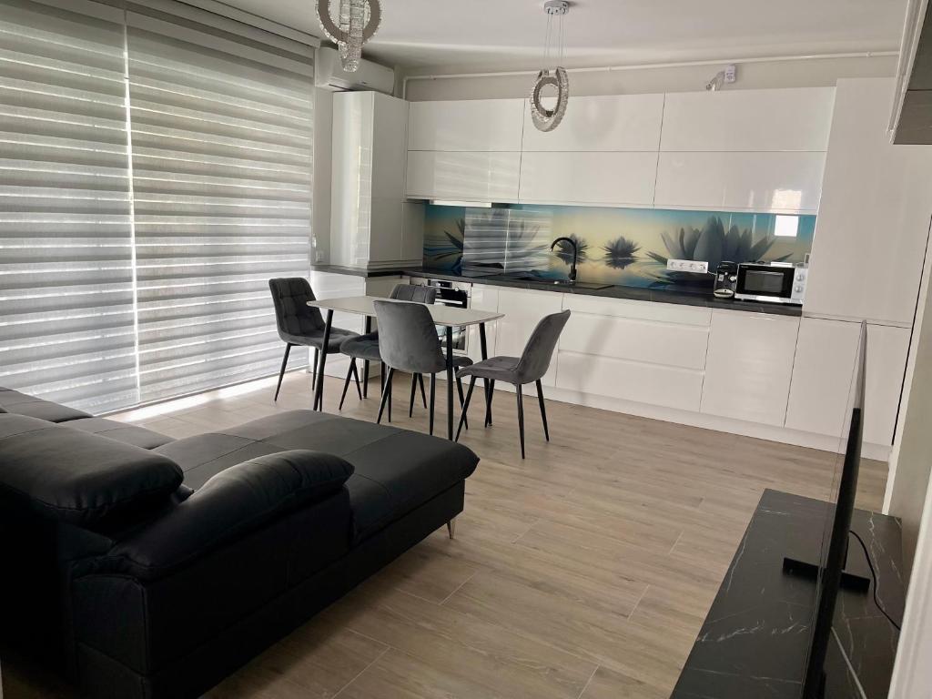 巴亚马雷Modern and Luxury Apartment-12的客厅配有沙发和桌椅