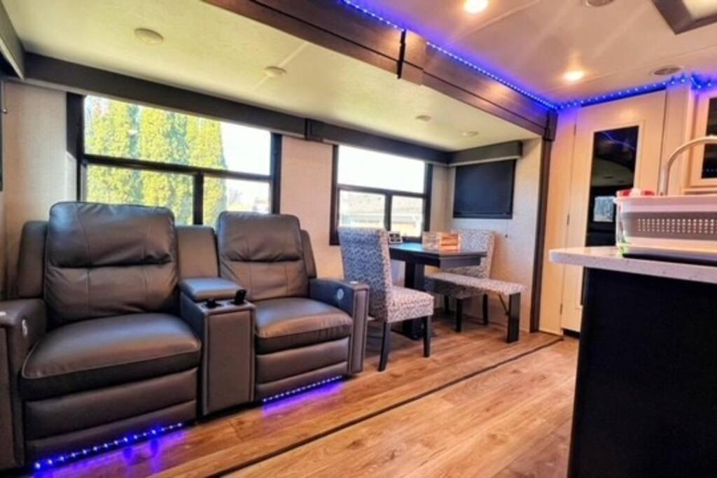 楠帕Luxury Glamping near Idaho Event Center in Nampa的客厅配有皮椅和桌子