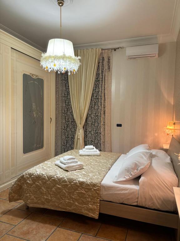 那不勒斯MG Luxury Home的一间卧室配有一张床,上面有两条毛巾
