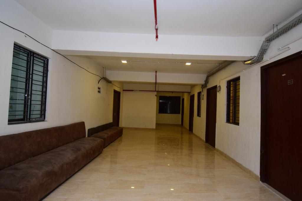 SānkrāilOYO Flagship Bengal Inn的一间空的走廊,里面配有沙发