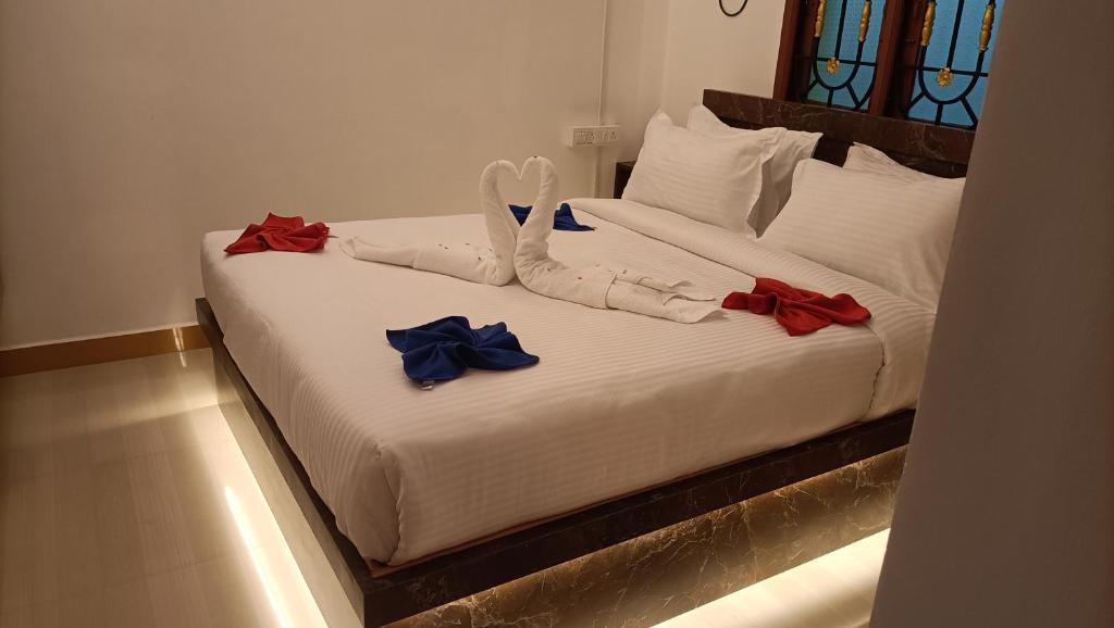 蓬蒂切里La Shashalia Luxury的一张红色和蓝色的床上床
