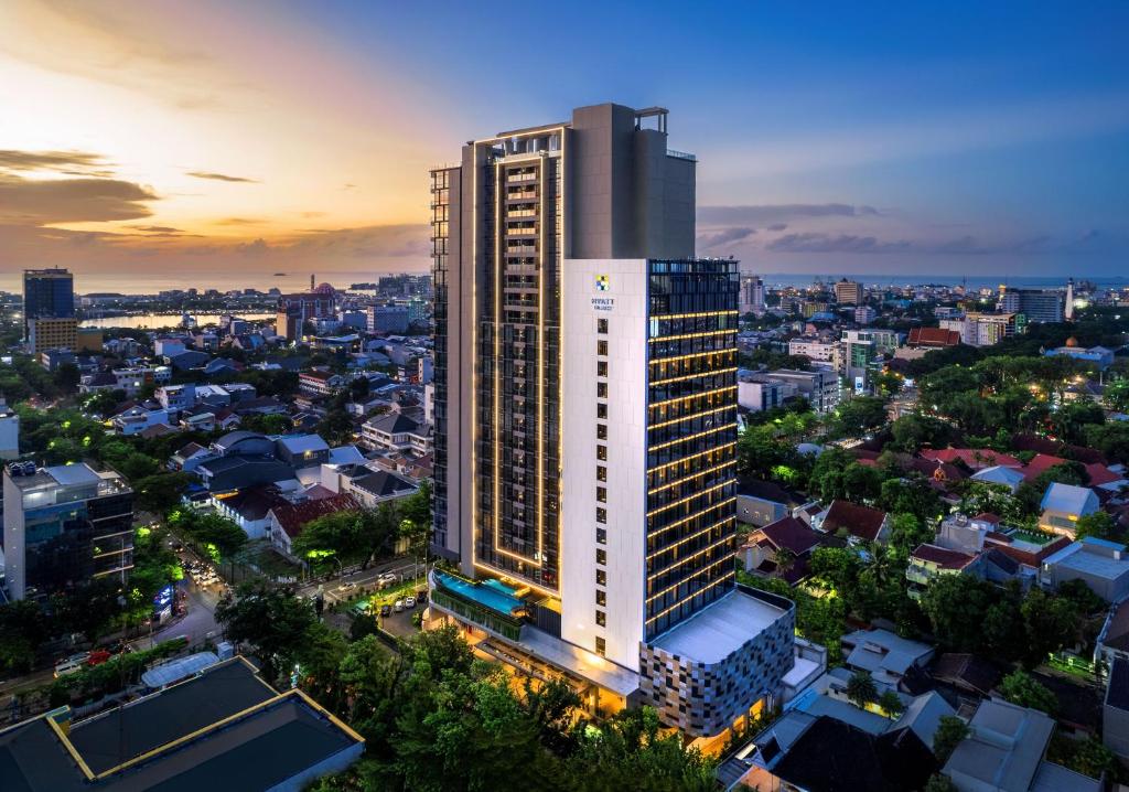 马卡萨Hyatt Place Makassar的城市高楼 ⁇ 染