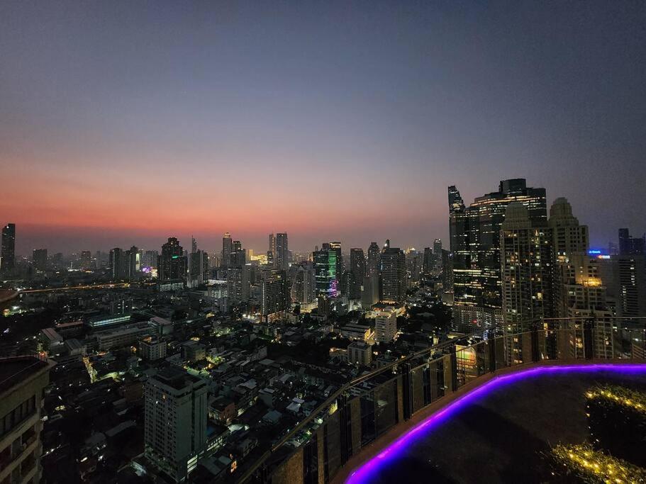 曼谷Sathorn Sky City View rooftop bar的享有城市美景,