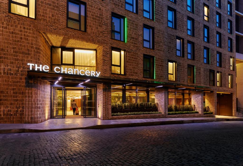 都柏林The Chancery Hotel的带有 ⁇ 号的砖砌建筑的外墙