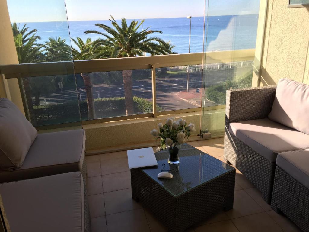 戛纳狄奥尼索斯海景公寓的客厅配有桌子,享有海景