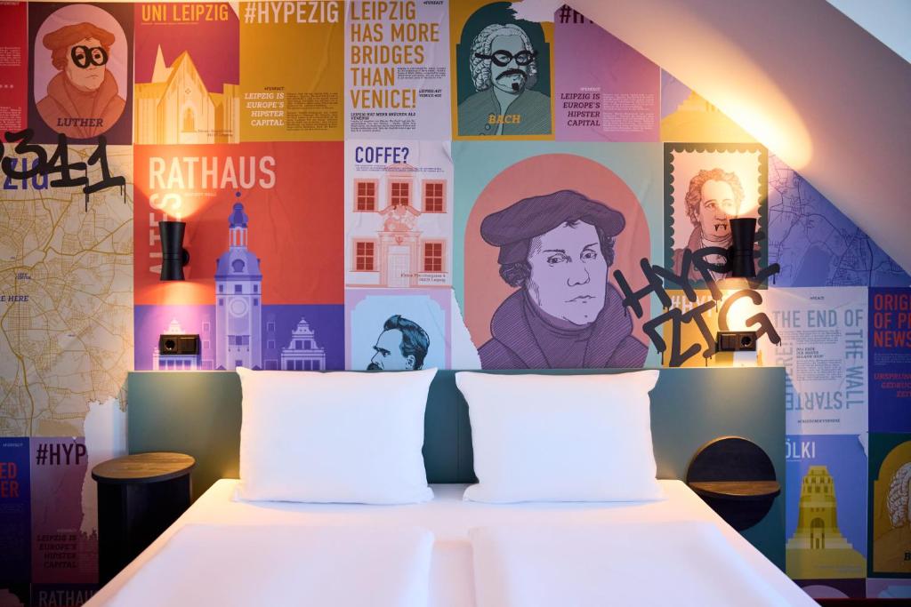 莱比锡莱比锡麦克梦想酒店的卧室配有一张带海报的墙壁床。