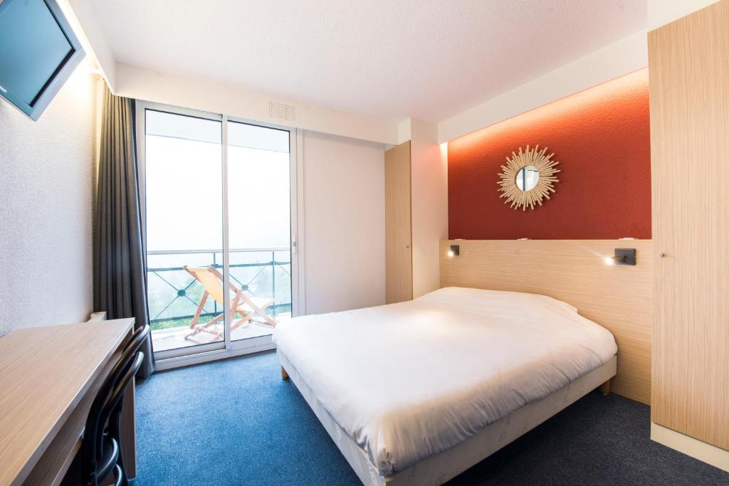 蒙热内夫尔Villages Clubs du Soleil - MONTGENEVRE的酒店客房设有一张床和一个大窗户