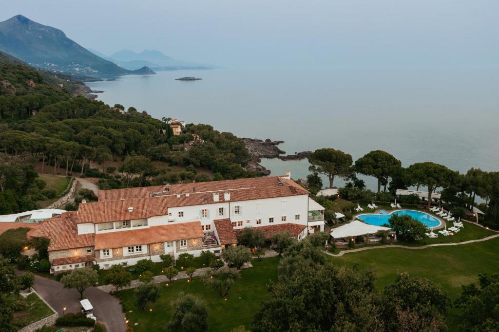马拉泰亚桑塔维尼尔酒店的水边山丘上房屋的空中景观