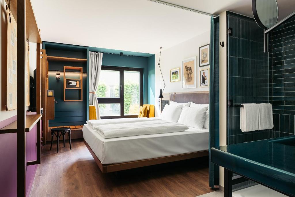 维也纳Hotel Schani Uno City的酒店客房配有一张床和淋浴