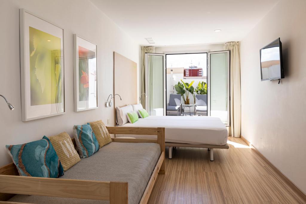 巴塞罗那巴塞罗那时尚客房酒店的酒店客房,设有两张床和一张沙发