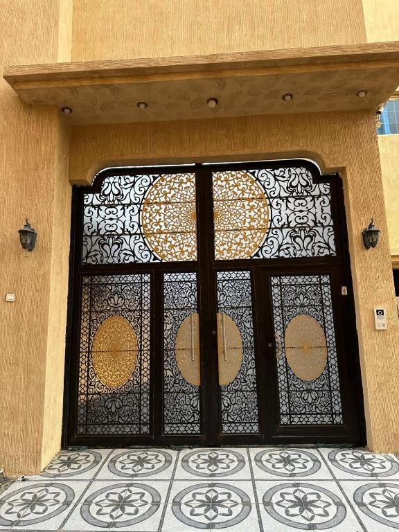 阿哈达استراحة صيفيه بالهدا الطائف的大楼内带铁门的门