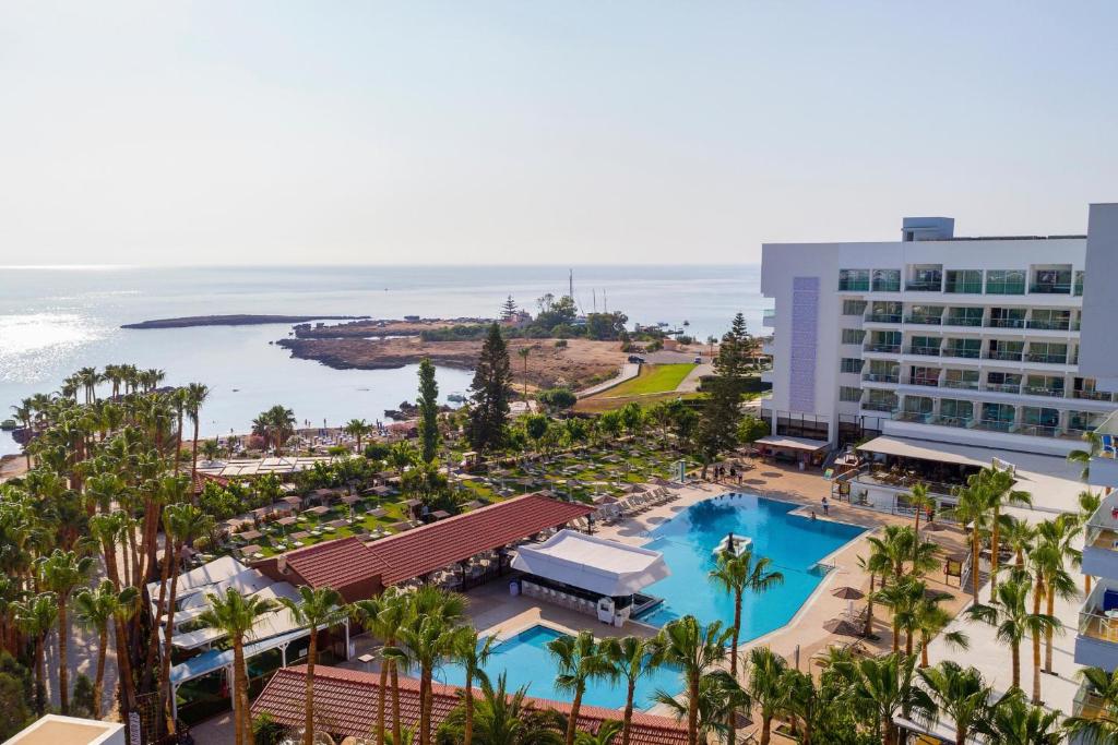 普罗塔拉斯卡沃马里斯海滩酒店的享有带游泳池和海洋的度假村的空中景致