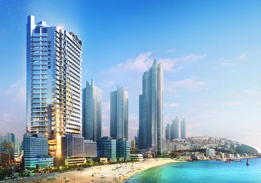 釜山Haeundae Youngmu Parade Hotel的享有带海滩和建筑的城市美景