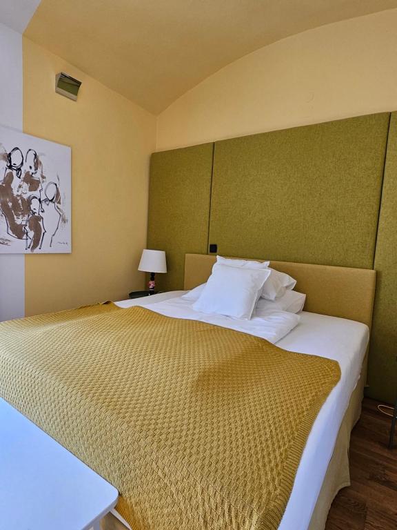 格拉茨Yellow Flat by GrazRentals with best location & free parking的一间卧室设有一张大床和绿色的墙壁