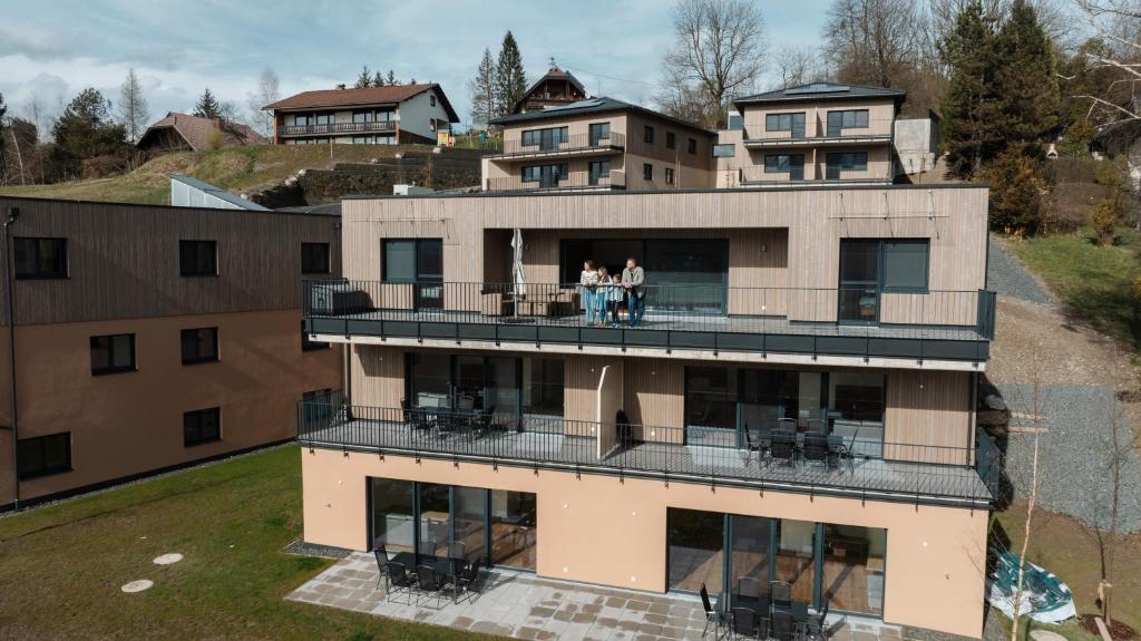 PetschnitzenPremium Apartments Monterra的两人站在房子的阳台上