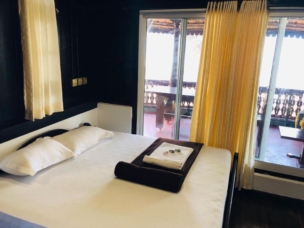 PallipuramTimber Monk Beach Resort的卧室里一张带托盘的床