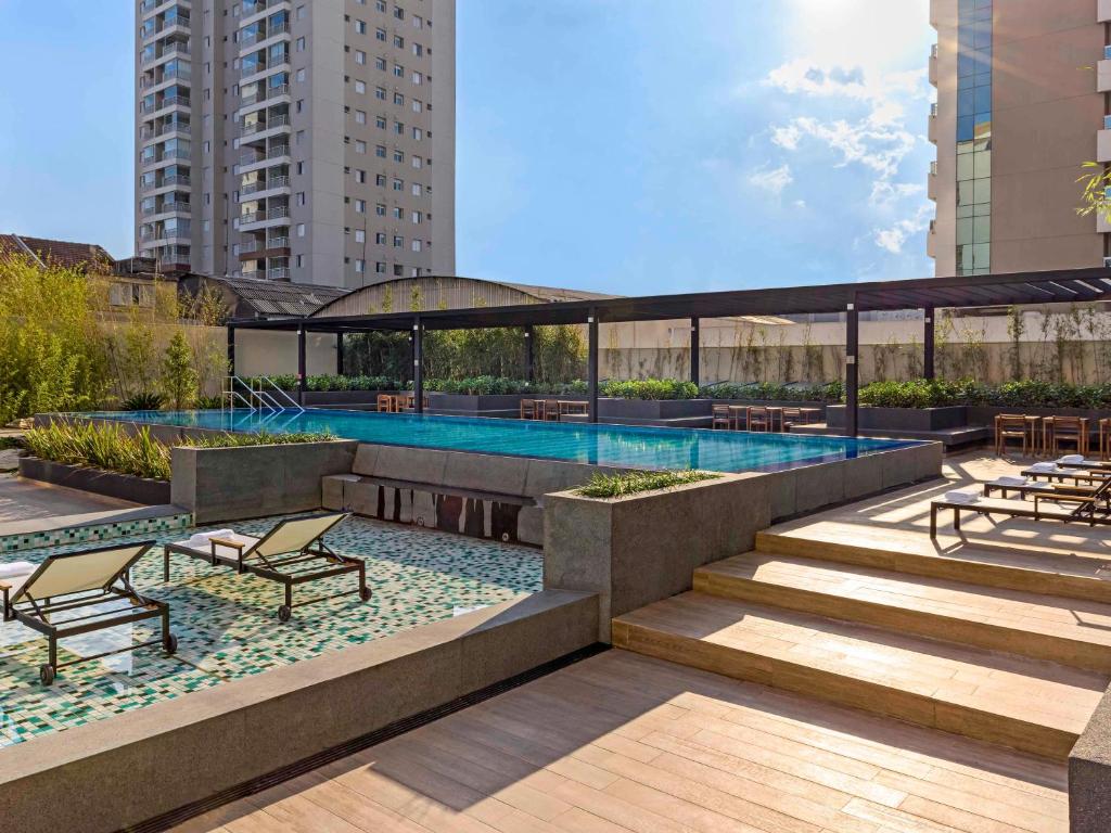圣保罗Mercure Sao Paulo Barra Funda的建筑物屋顶上的游泳池