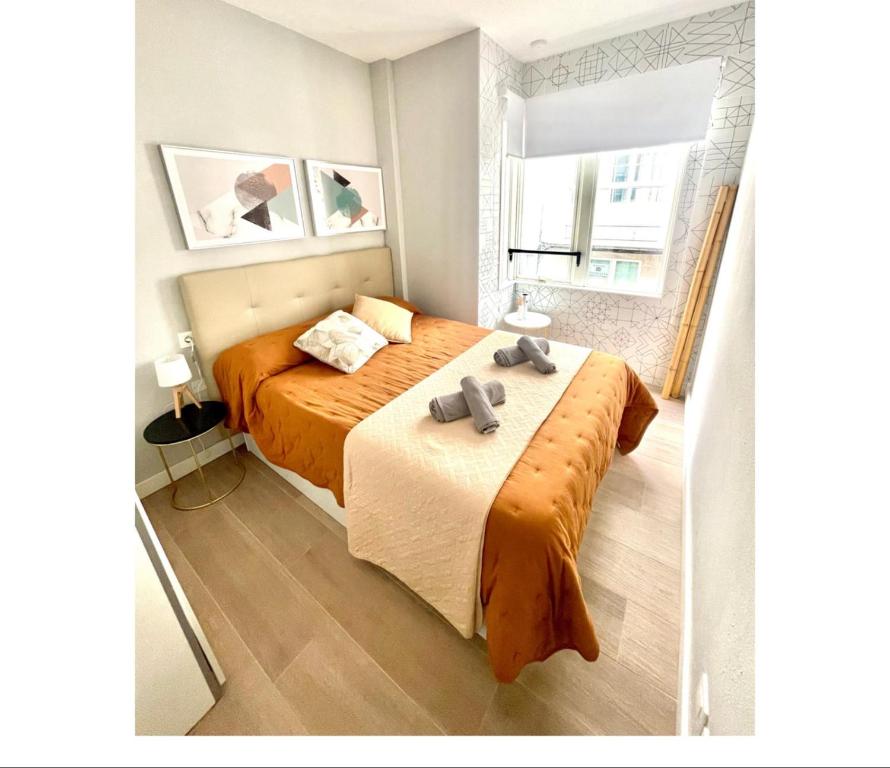 庞特维德拉Pontevedra Apartments - Peregrina Family Suite的一间卧室设有两张床和窗户。