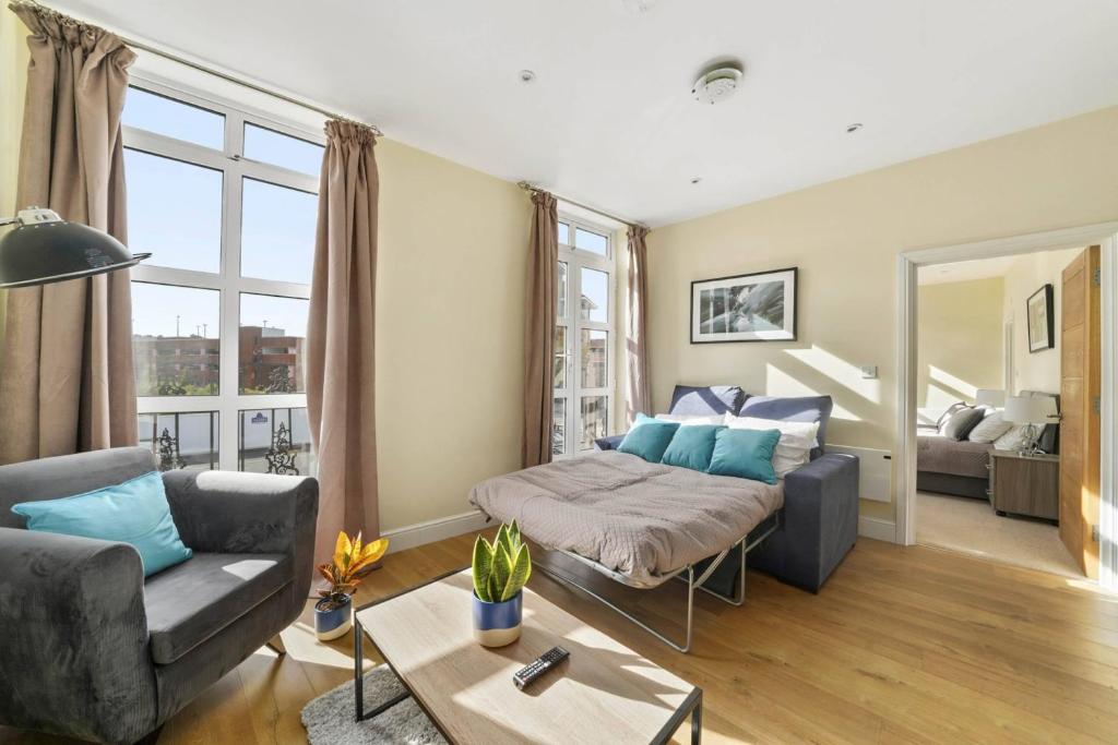 梅登黑德Luxury Apartments 2 Bedrooms Central Maidenhead的客厅配有沙发和桌子