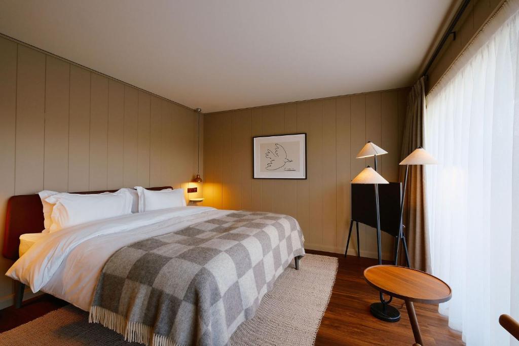 莱斯比Laceby Manor - Spa & Golf Resort的一间卧室配有一张大床和一张桌子