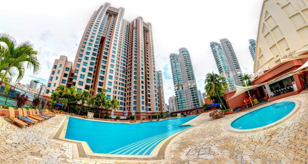 新加坡Great World Serviced Apartments的一座游泳池,位于一些高楼前