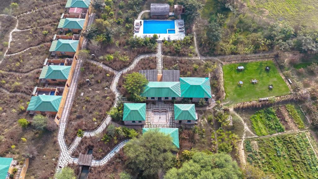 萨瓦伊马多普尔Bagh Serai - Rustic Cottage with Private Pool的享有度假胜地的空中景致,设有游乐场