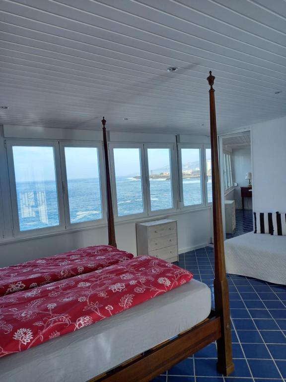 拉克鲁斯Casa Maria的一间卧室配有一张带红色床单和窗户的床。