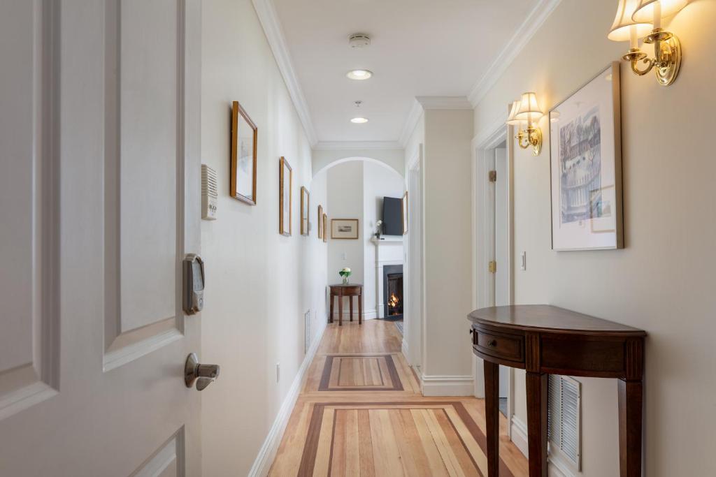 纽波特佩勒姆庭院酒店的走廊设有白色墙壁和木地板