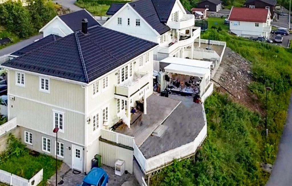 波什格伦Cozy Home In Porsgrunn With Heated Swimming Pool的享有白色大房子的空中景致